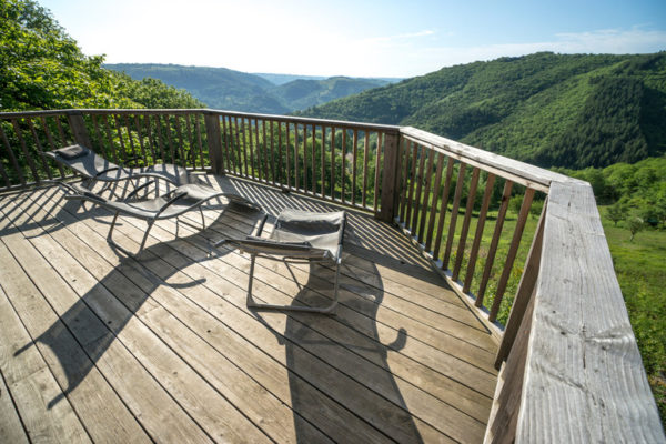 Hébergement Nattitude : Le Belvédère, à Lapeyrugue (15) Terrasse au soleil Panorama à perte de vue