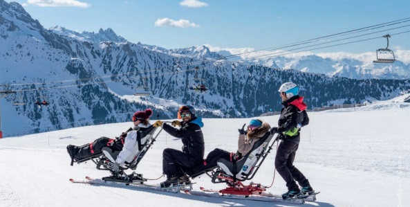 Photo ski handi Tourisme adapté à tous en Auvergne-Rhone-Alpes